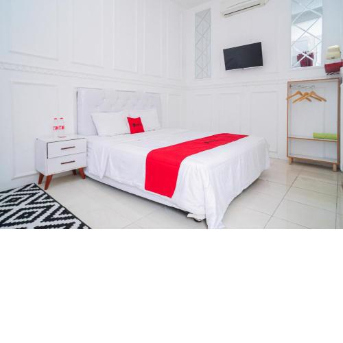 RedDoorz Syariah at Aura Homestay