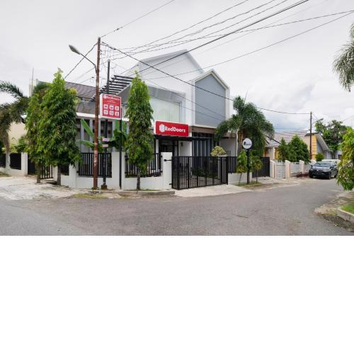 RedDoorz Syariah at Jalan Andalas Padang