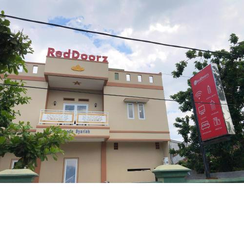 RedDoorz Syariah @ Jalan Pangeran Antasari 4
