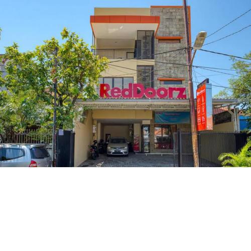 RedDoorz Syariah near Airlangga University Campus B