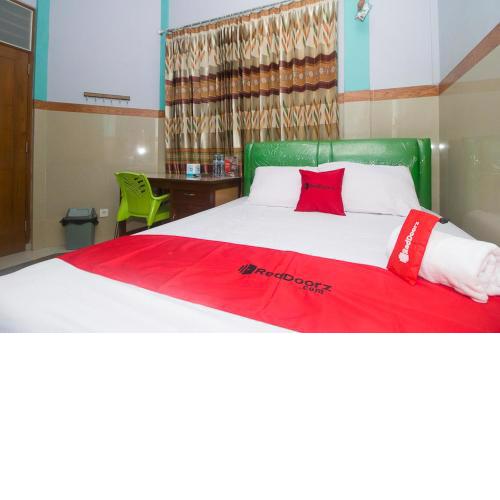 RedDoorz Syariah near Alun-Alun Bojonegoro