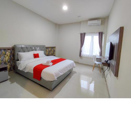 RedDoorz Syariah near GOR Satria Area