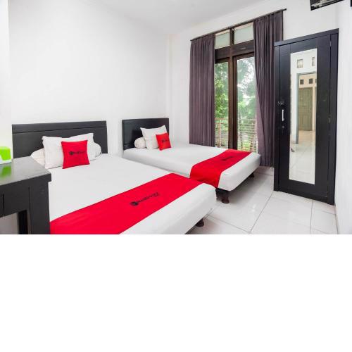 RedDoorz Syariah near Grand Galaxy Park