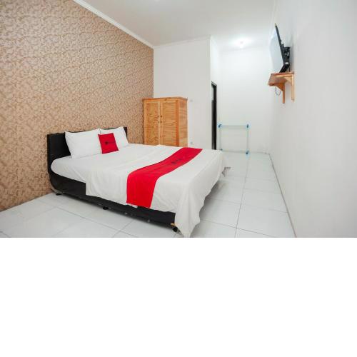 RedDoorz Syariah near Jatisampurna Hospital