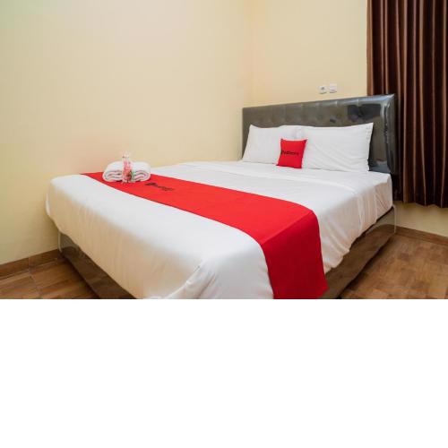 RedDoorz Syariah near Jembatan Merah Plaza
