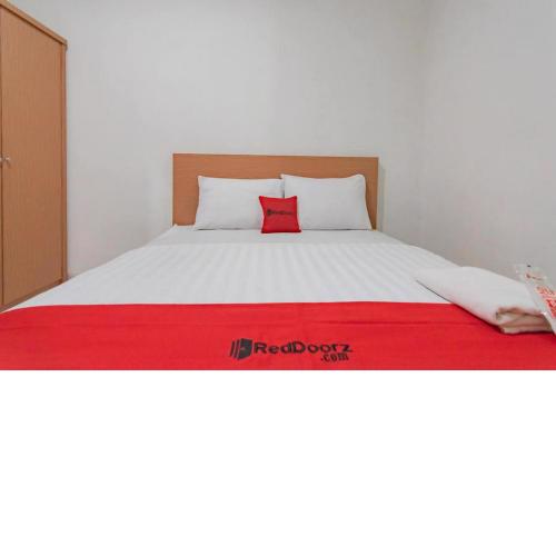 RedDoorz Syariah near Karawang Central Plaza