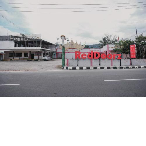 RedDoorz Syariah near Kebun Raya Liwa