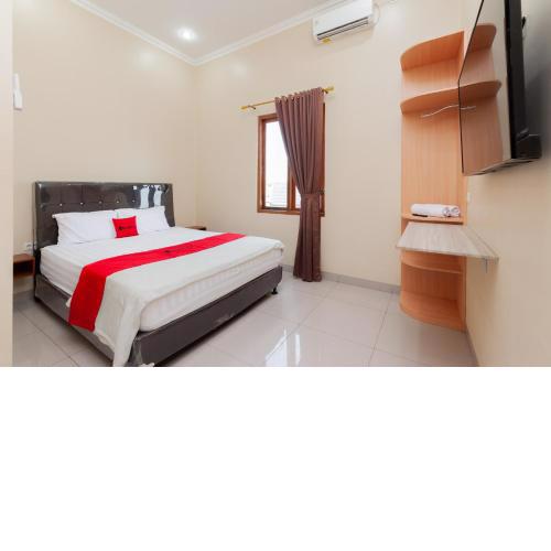 RedDoorz Syariah near Lemahabang Station