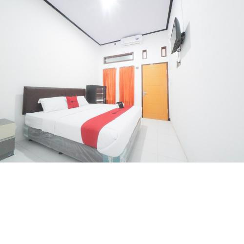 RedDoorz Syariah near Mall Roxy Banyuwangi 2
