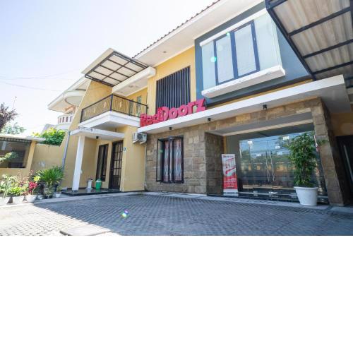 RedDoorz Syariah near Marvel City Mall 2