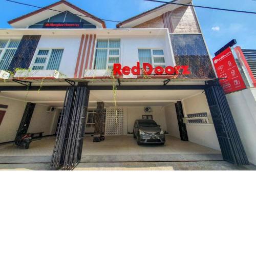 RedDoorz Syariah near Solo Paragon Mall 2