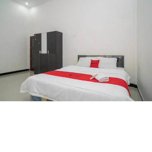 RedDoorz Syariah Near Syamsudin Noor Airport 4