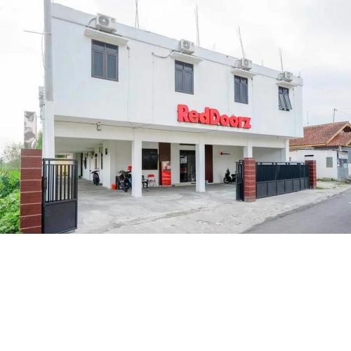 RedDoorz Syariah near Universitas Jenderal Soedirman 2