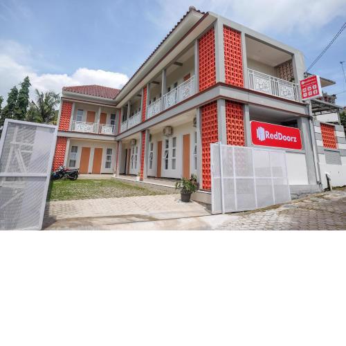 RedDoorz Syariah near Universitas Tidar Magelang