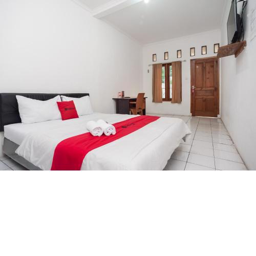 RedDoorz Syariah Plus near Jatiwarna Toll Gate