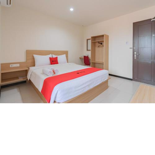 RedDoorz Syariah Plus near Tanjungpura University 2