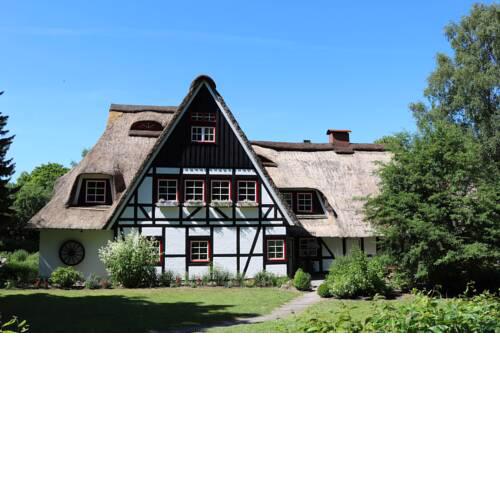 Reetdachhaus mit Nähe zur Ostsee, Außensauna, Spielplatz & großem Garten