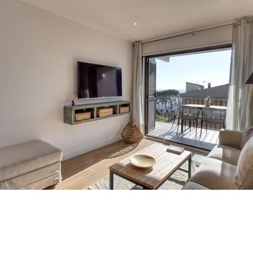 Refurbished apartment calella de pal. beach 250mts