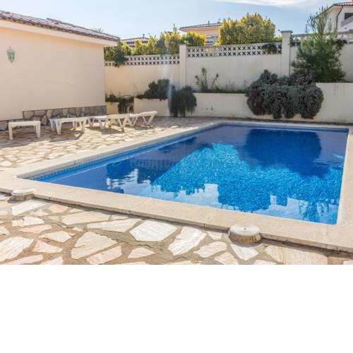 Relaxing Holiday Home in L'Escala with Swimming Pool