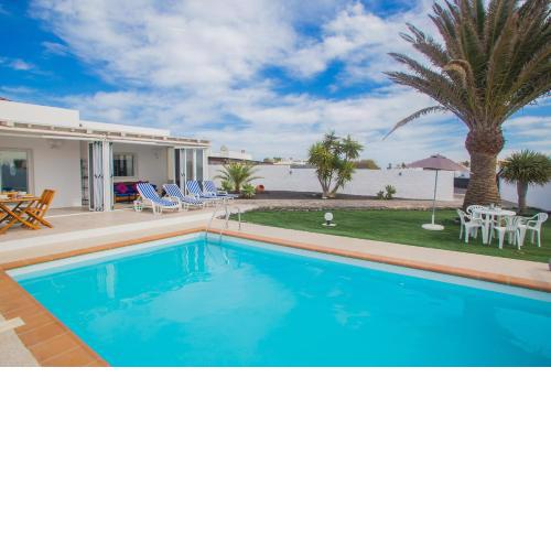 Remarkable 2-Bed Villa in Playa Blanca