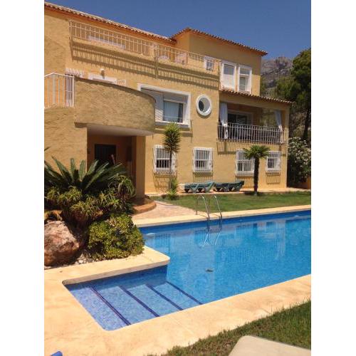 Remarkable 4 Bed Suite in villa private entrance