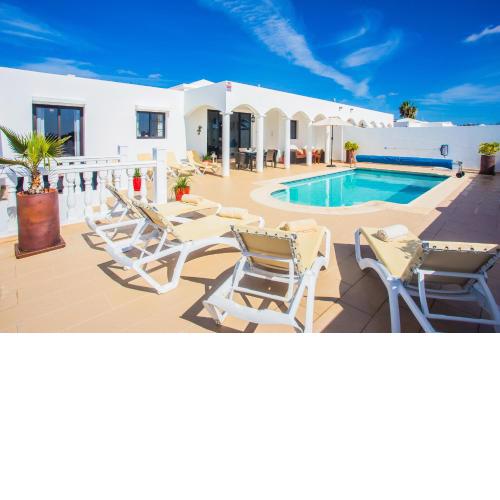 Remarkable 4-Bed Villa in Playa Blanca