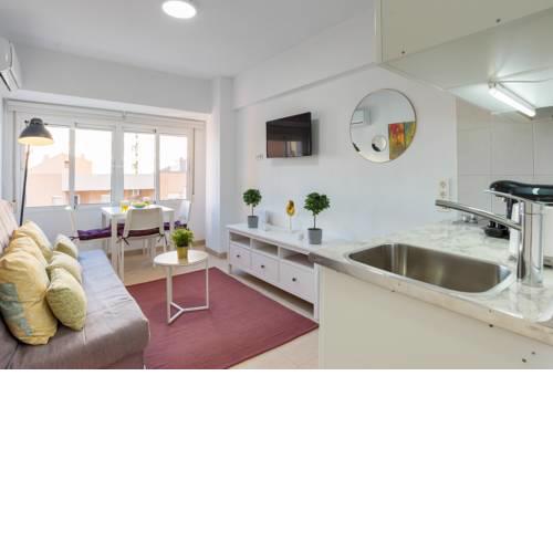 Renovated apartment right on the beach/700 meters away from Old Town