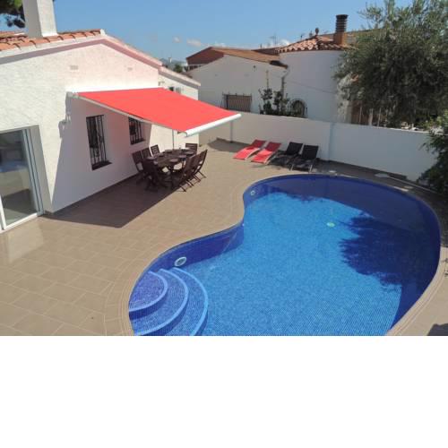 Requesens 27- Casa con piscina en Empuriabrava