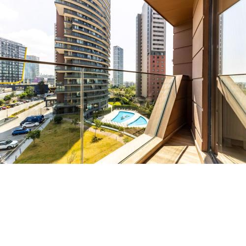 Residence Flat w Shared Pool 5 min to Metro