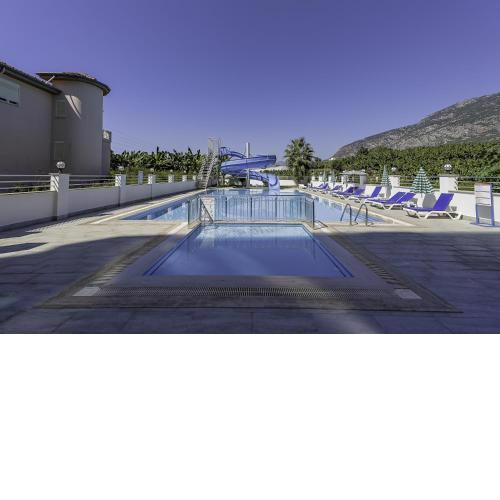 Residence w Balcony and Shared Pool 7 min to Coast