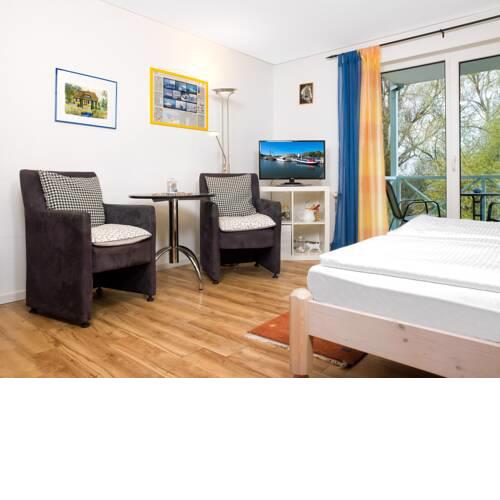 Residenz am Yachthafen Mann un Fru