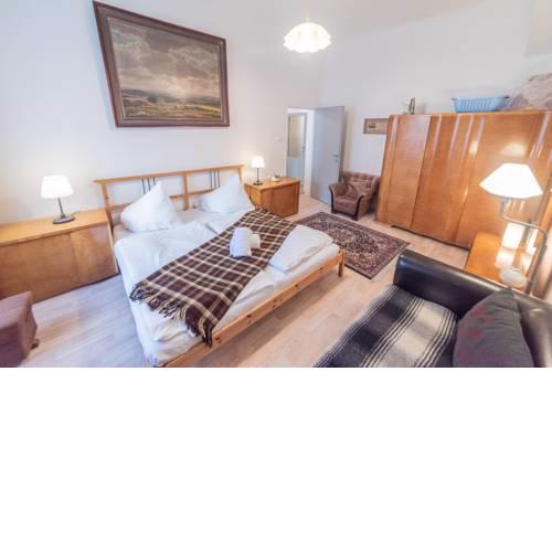 Retro two bedroom apartment near monastery and the river by easyBNB