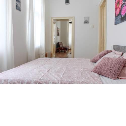 RICARDO'S OLD TOWN LUXURY APARTMENT NEAR PRESIDENTIAL PALACE FOR 6 PERSONS