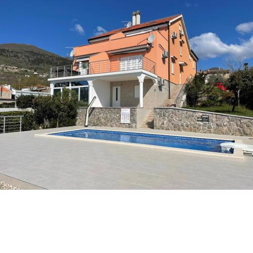 Rock'n'jazz apartment with swimming pool and beautiful sea view