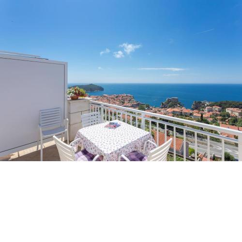 Romantic Ap,with amazing view -free parking