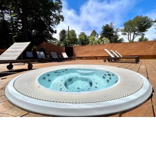Romantic Deluxe Suite, heated pool, Wifi, mountain view in La Esperanza