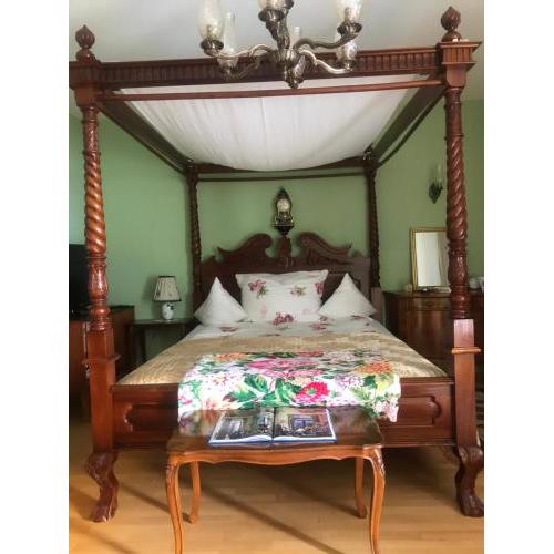 Romantisches Zimmer mit Himmelbett