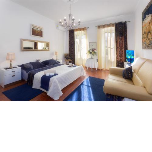 Room "Ezekiel, Royal blue suite