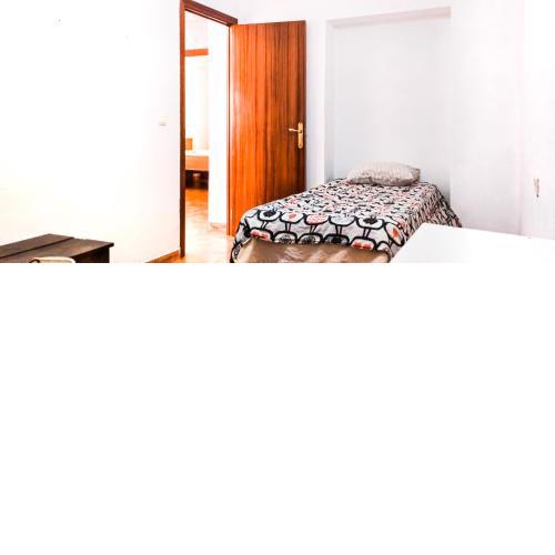 Room For Men in Malaga Center, Window to Road, Apartment Homestay - Habitación para hombres, Ventanas a la careterra, Alojamiento en Apartamento