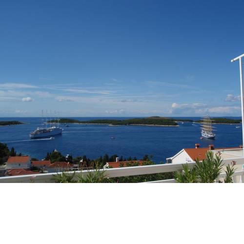 Room in Hvar town with sea view, balcony, air conditioning, Wi-Fi (3723-4)