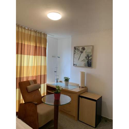 Room next to Cologne Lanxess-Arena and Messe 42