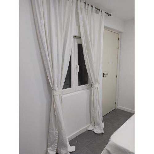 Room private with door with shared bathroom house with 2 cats