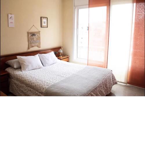 ROOM WITH PRIVATE BATHROOM (CENTER)