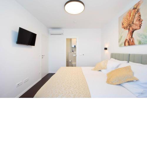 Rooms Le'Tini Luxury with bathroom and pool.