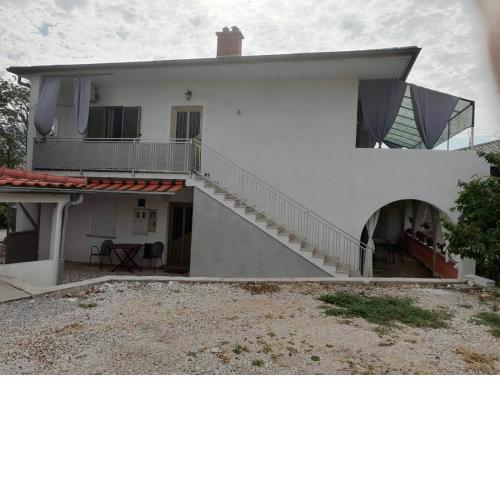 Rooms with a parking space Novi Vinodolski - 21509