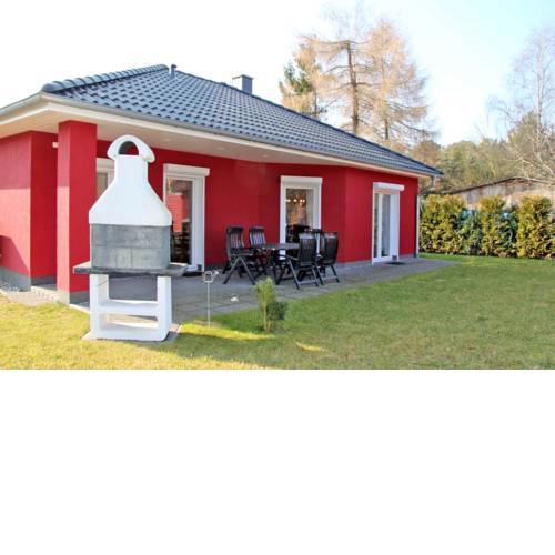 rotes Ferienhaus im Fischerdorf