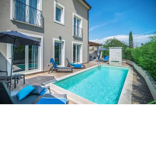 Rovinjsko Selo Villa Sleeps 8 with Pool Air Con and WiFi
