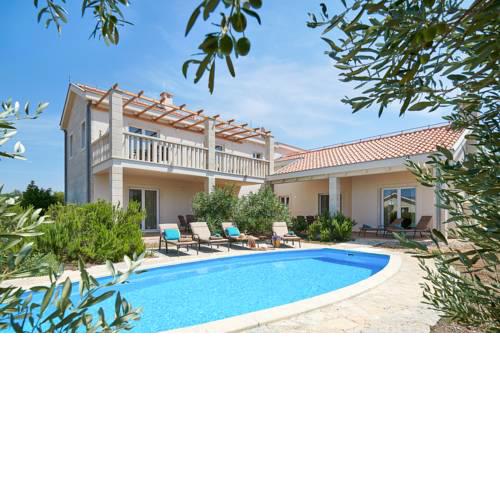 Rudina Villa Sleeps 10 with Pool Air Con and WiFi