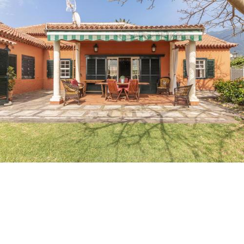 Rural House Los Orovales with Terrace and Parking