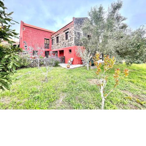 Rural house with BBQ and terrace with sea views, Valverde